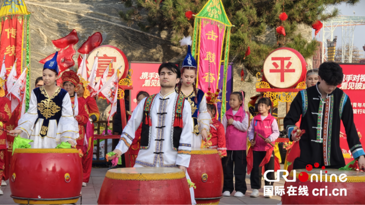 【外眼看陕西】鼓震元宵 龙舞丝路 中亚青年沉浸式“解锁”关中非遗_fororder_图片2