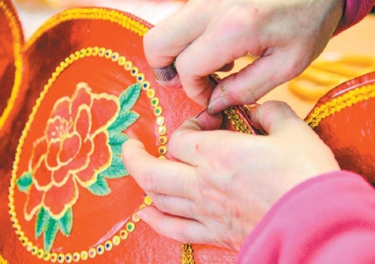 是手艺人也是“守艺人” 旧时宫廷绣灯　点亮寻常巷陌_fororder_微信图片_20260109093542_970_356