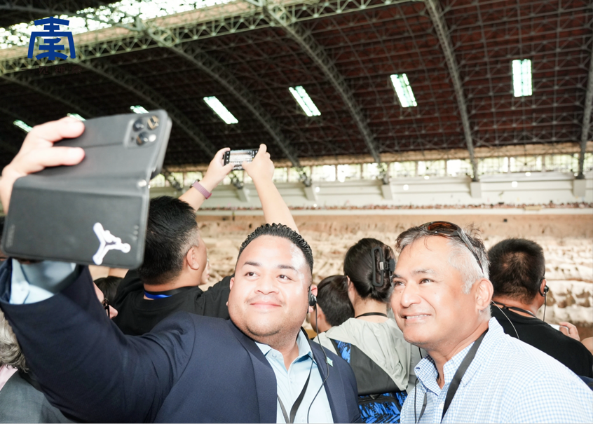 【组图】驻华外交官沉浸式体验兵马俑 文明对话续写丝路新篇_fororder_图片3
