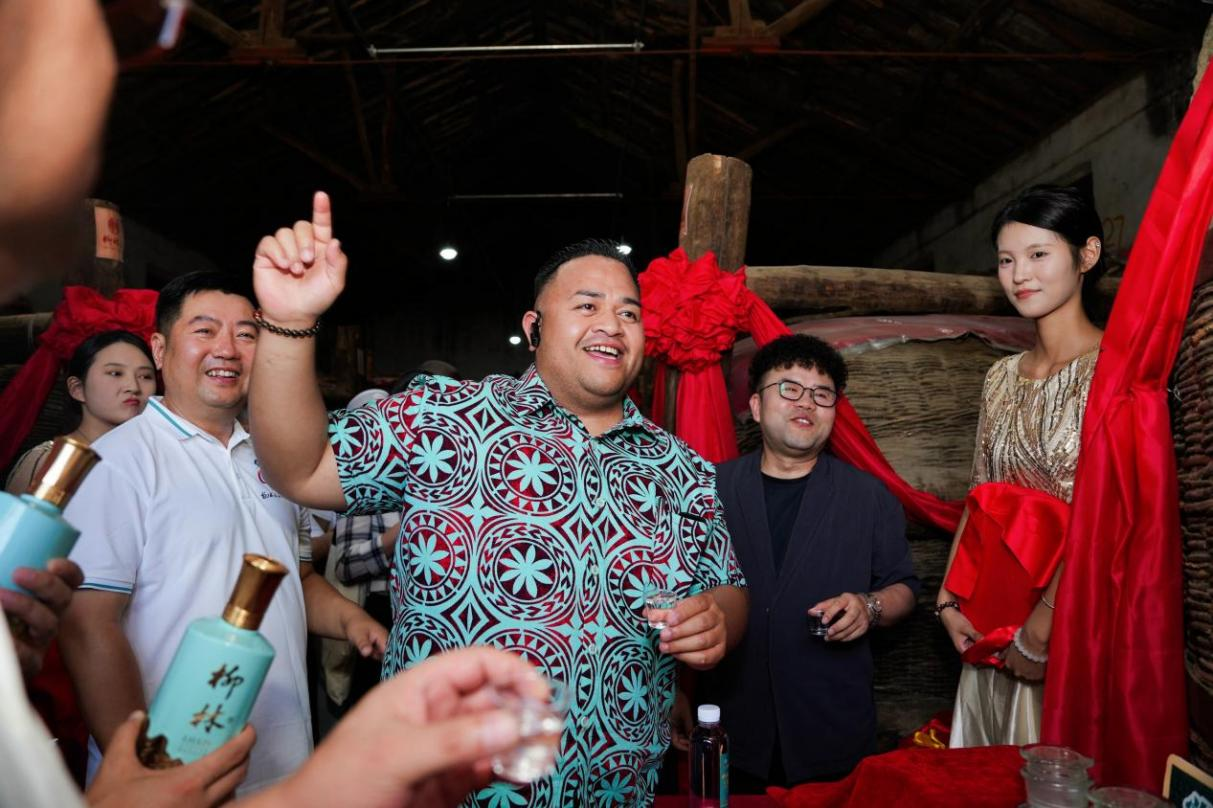 【组图】十余国驻华外交官探秘柳林酒：触摸非遗“活化石” 品味千年“酒海香”_fororder_图片12