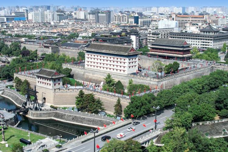 双节将至 古城西安节日氛围浓厚