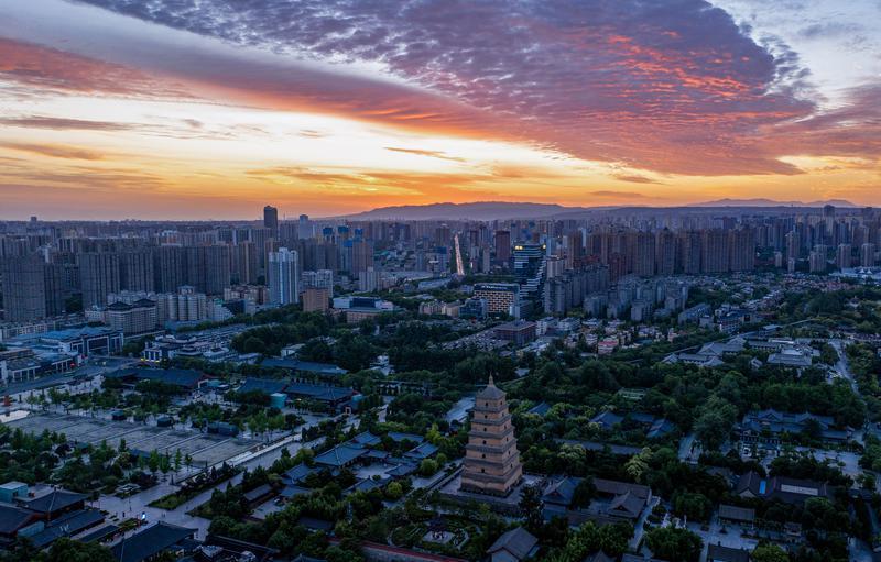 唯美朝霞惊艳登场 天空晕染美丽画卷