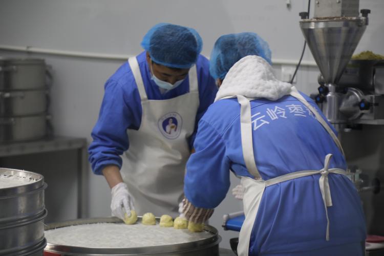 家门口的“致富车间”：子长市社区工厂托起群众稳稳幸福_fororder_微信图片_20260205160127_1155_356