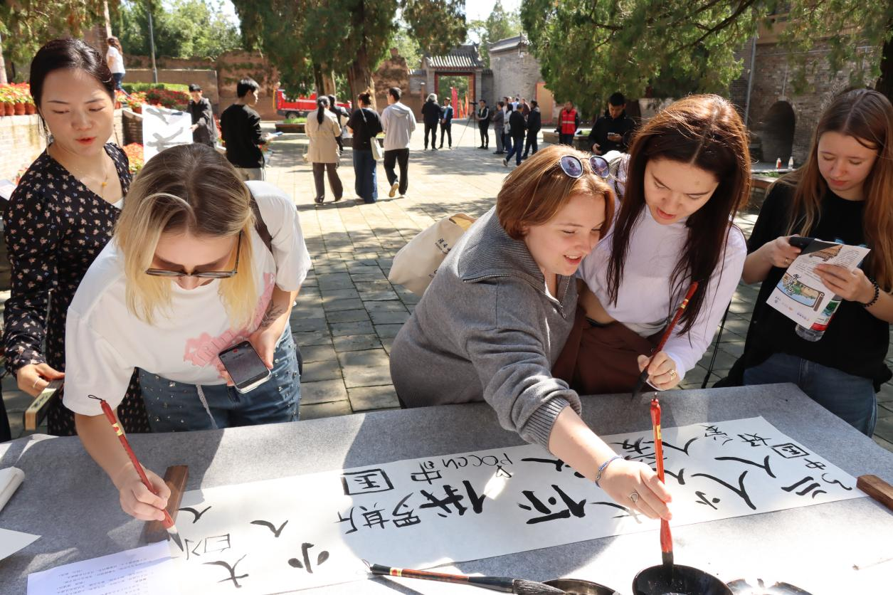 陕西渭南：月圆共此时 中外学子仓颉庙探寻汉字之源_fororder_图片3