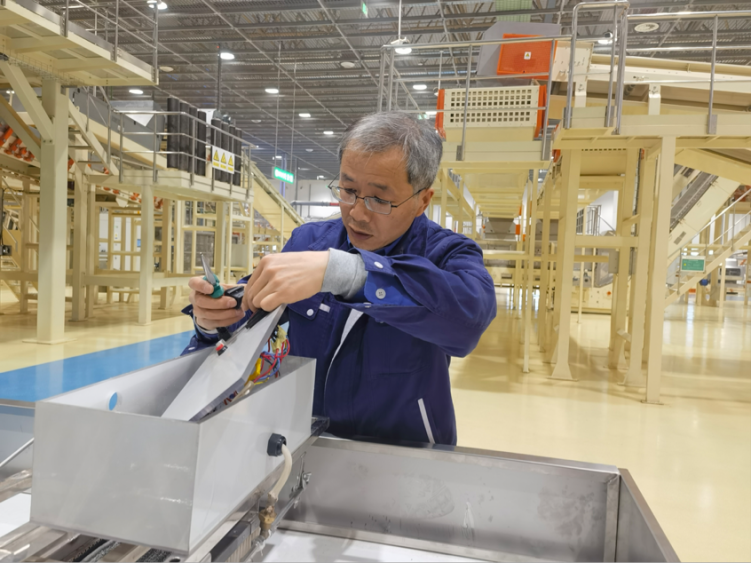 【陕西工人有绝活】吴镌峰：“设备把脉”筑牢生产智造根基_fororder_图片1
