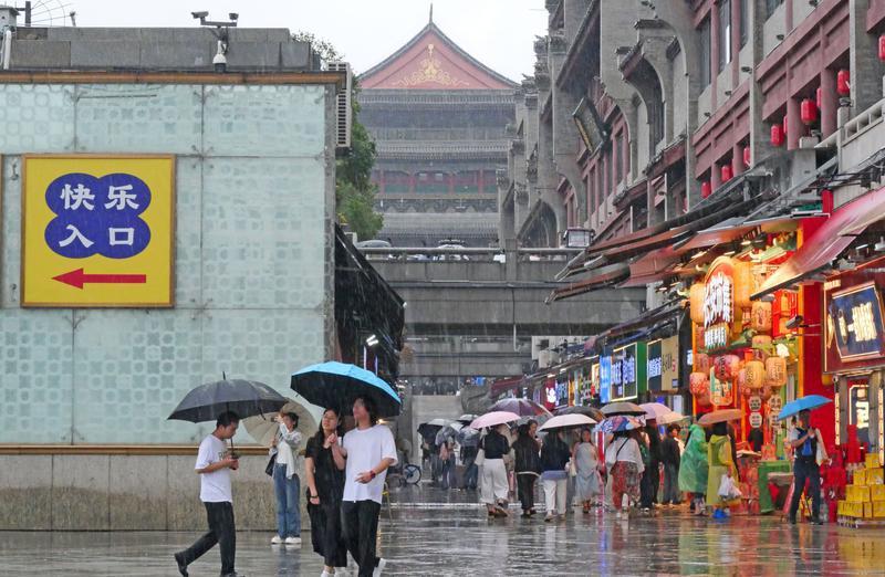 钟鼓楼广场雨中即景