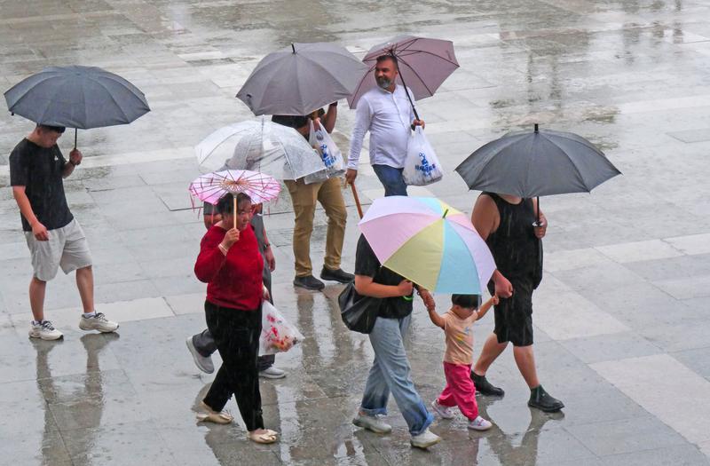 钟鼓楼广场雨中即景
