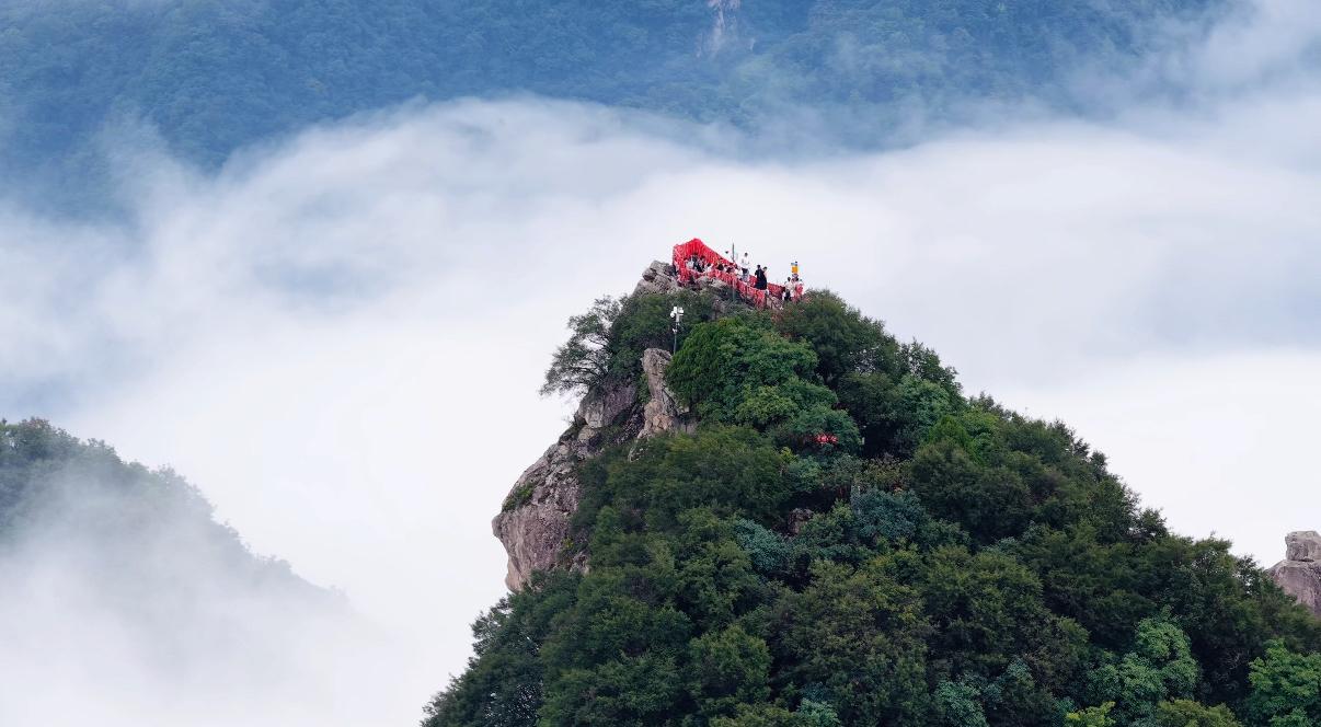 翠华山迎来秋季首场云海