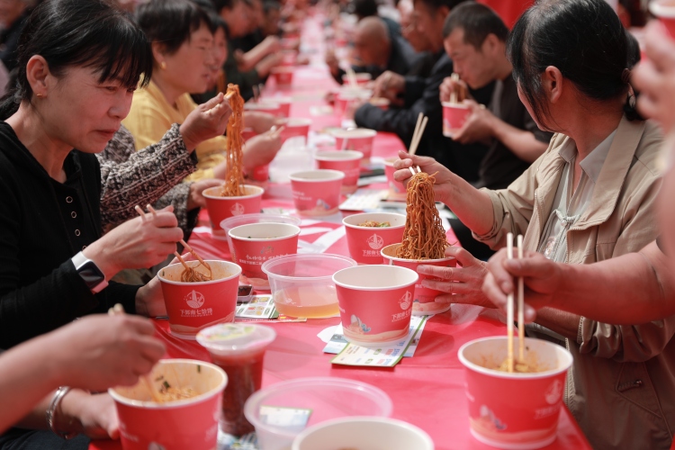 千人饸饹宴点燃古镇消费新活力——临渭区下邽第二届南七饸饹美食文化周盛大开幕_fororder_3E9A5489.JPG