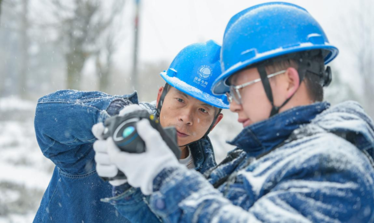 银装素裹下的“温暖守护” 国网陕西电力筑牢冰雪天气电力供应的坚强防线_fororder_图片1