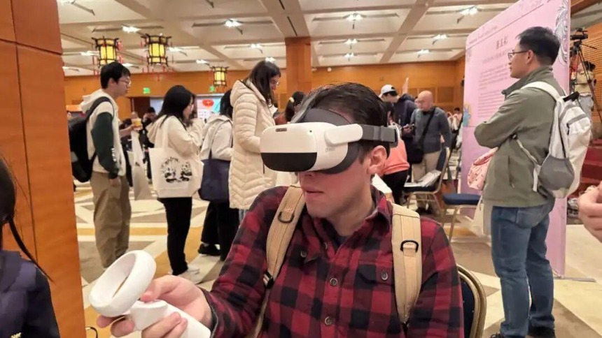 7000多美国民众排队体验兵马俑手绘 陕西文物亮相中国驻美大使馆