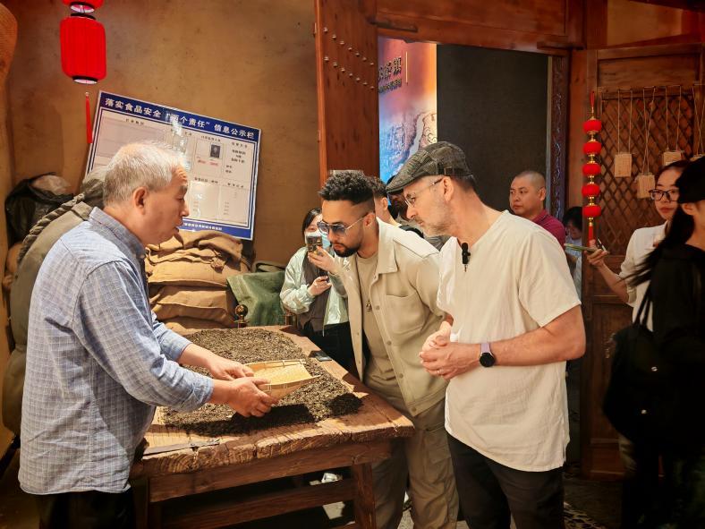 以茶会友 “茯”到万家 外籍专家在茯茶镇“品味”中国茶文化_fororder_wps_doc_0