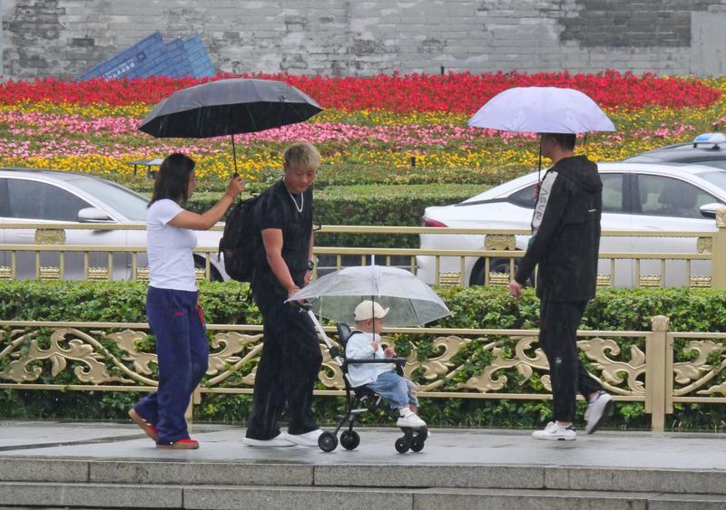 钟鼓楼广场雨中即景