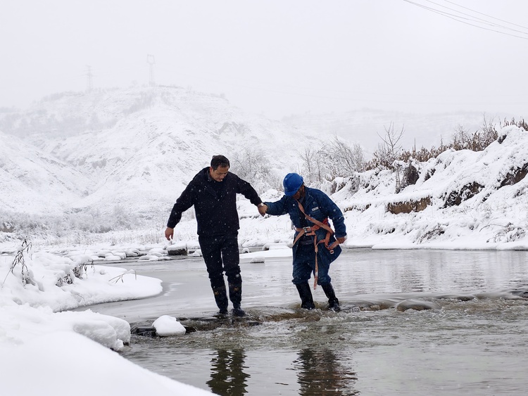 新春走基层|国网咸阳供电公司:浴“雪”奋战 抢修供电线路保民生