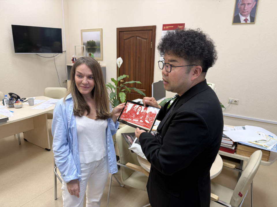 75年前的报纸跨越万里“回家”！陕西省政协委员在俄获特殊礼物“时光胶囊”_fororder_图片3