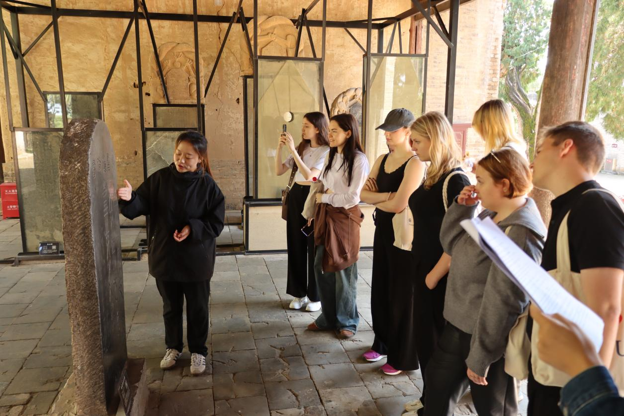 陕西渭南：月圆共此时 中外学子仓颉庙探寻汉字之源_fororder_图片2