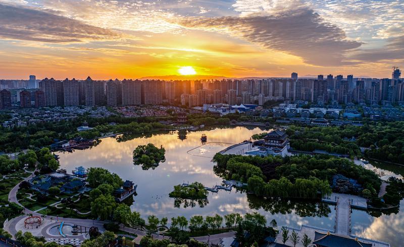 唯美朝霞惊艳登场 天空晕染美丽画卷