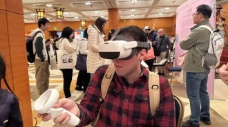 7000多美国民众排队体验兵马俑手绘 陕西文物亮相中国驻美大使馆