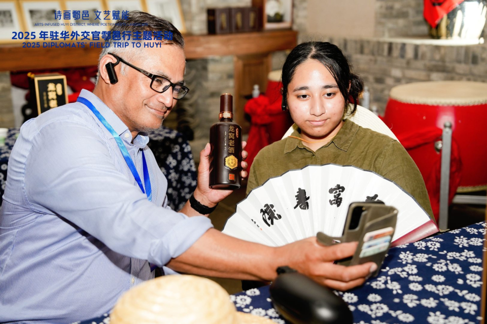 触摸秦酒文化脉搏 驻华外交官探秘秦地“活化石”_fororder_图片14