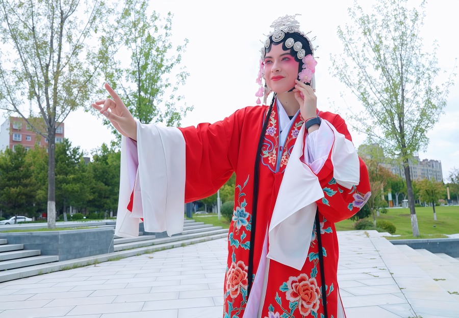 【外眼看陕西·寻渭记】挑战1分钟学会秦腔 俄罗斯女生安娜的渭南戏曲初体验