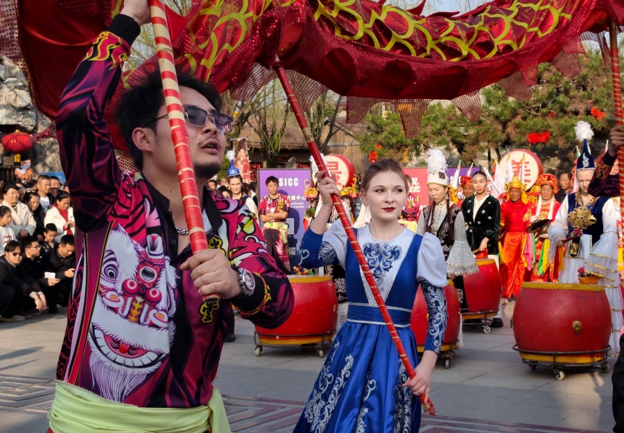 【外眼看陕西】鼓震元宵 龙舞丝路 中亚青年沉浸式“解锁”关中非遗