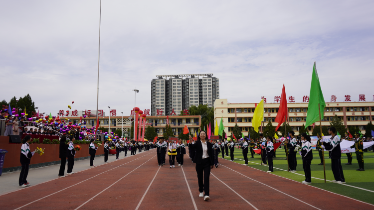 榆林靖边：运动会开幕燃爆校园 千余名青少年竞展青春锋芒_fororder_图片3