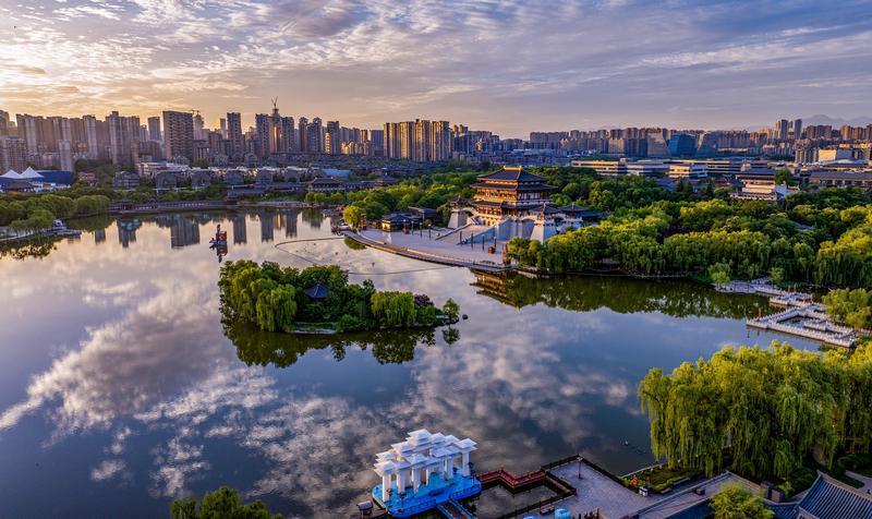 唯美朝霞惊艳登场 天空晕染美丽画卷