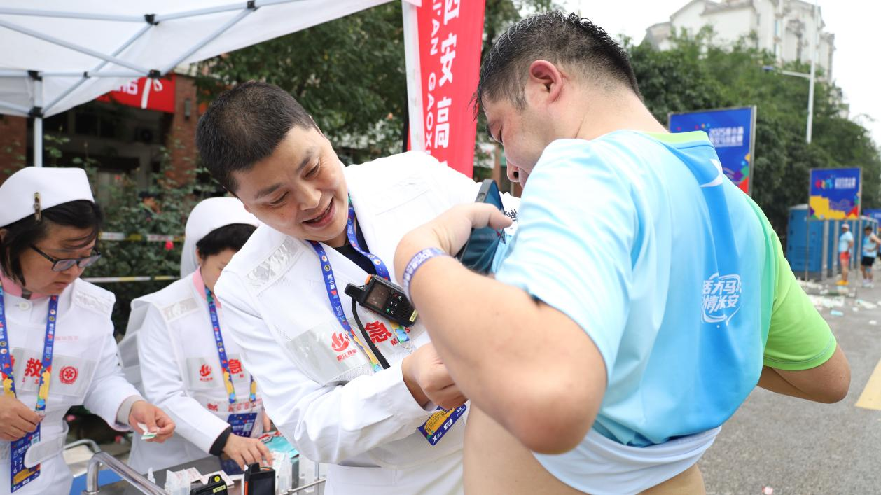 西安高新医院圆满完成西安马拉松医疗保障任务_fororder_2