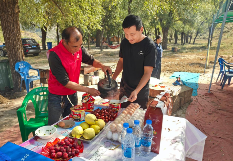 榆林府谷：那一抹“志愿红” 温暖相伴每一程_fororder_图片1