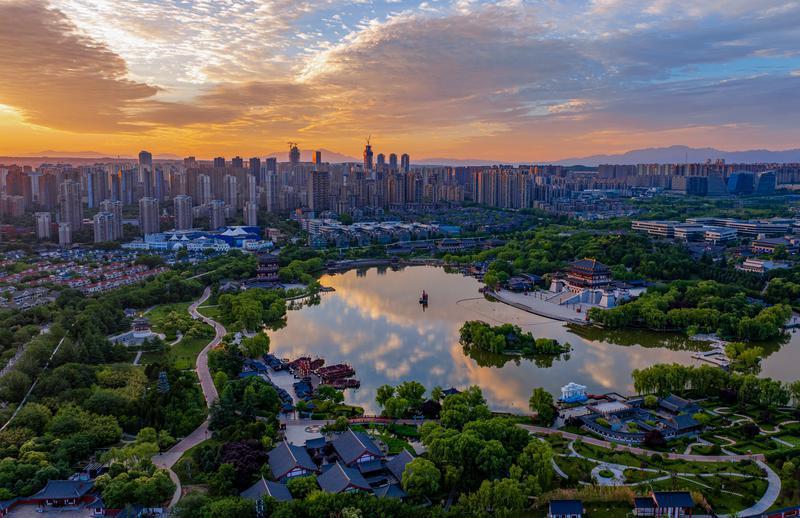 唯美朝霞惊艳登场 天空晕染美丽画卷