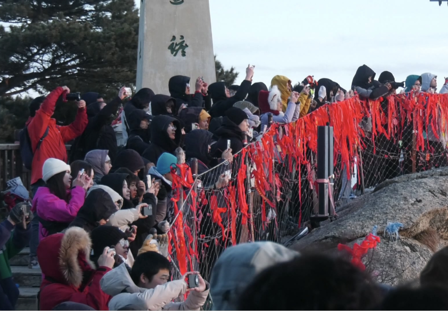 新春走基层 | 登高观日出 夜爬华山年味足服务优