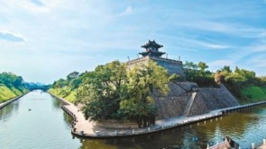碧水绕城垣　古意入画来