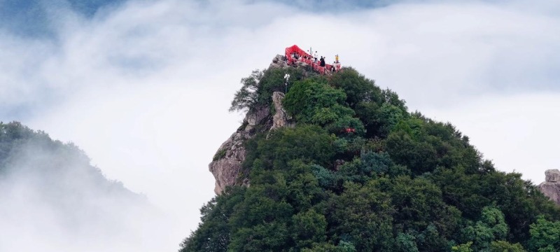 翠华山迎来秋季首场云海