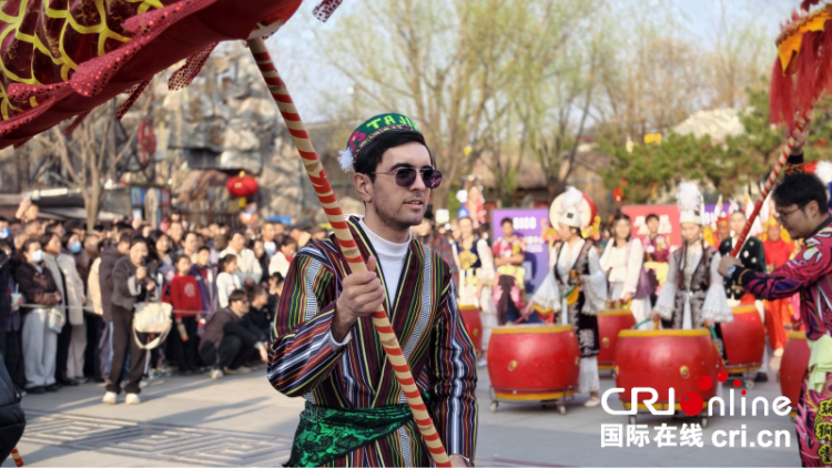【外眼看陕西】鼓震元宵 龙舞丝路 中亚青年沉浸式“解锁”关中非遗_fororder_图片7