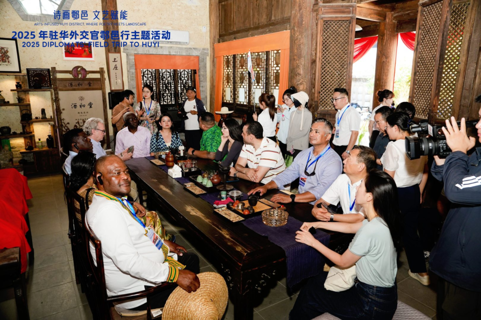 触摸秦酒文化脉搏 驻华外交官探秘秦地“活化石”_fororder_图片12