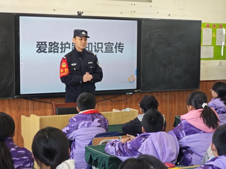 西安铁警织密防控网络 护航春运平安行_fororder_7343152_20b39045-2716-4bb2-829f-37e0d9d93d85