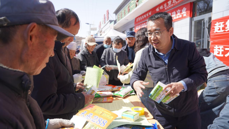 榆林市农业农村局联合横山区农业技术推广中心开展春耕助农活动_fororder_图片9