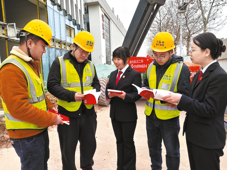 渭南市中级人民法院民二庭开展“送法进企业”普法宣传活动