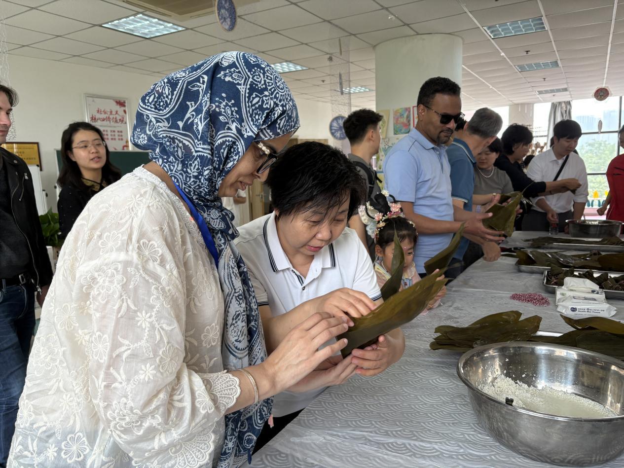【组图丨在西安 看中国 外籍专家西安调研行】从科技、民生、金融看见城市发展缩影_fororder_wps_doc_8