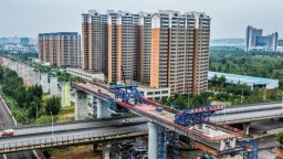 延榆高铁首个跨城市高架道路连续梁合龙