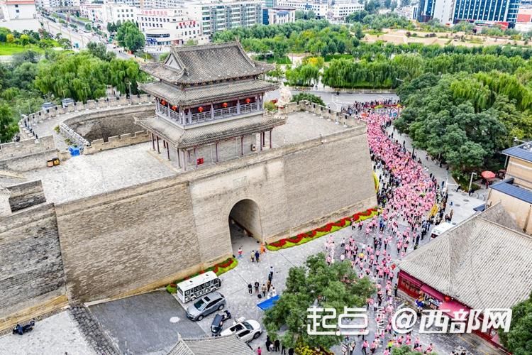 2025榆林马拉松鸣枪开赛 2万余人奔跑榆林一路凯歌