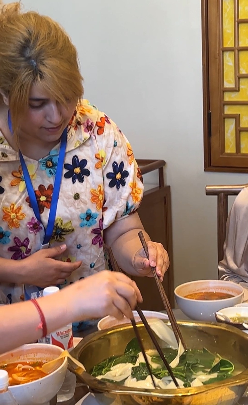 美食无国界  上合青年点赞杨凌蘸水面_fororder_微信图片_20250613175217