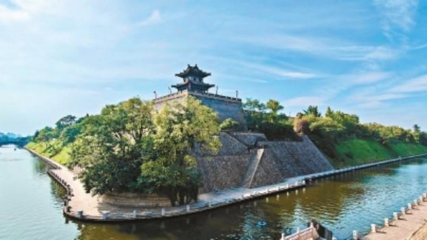 碧水绕城垣　古意入画来