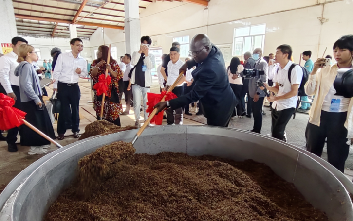 16国驻华外交官在“千年酒城”品味柳林佳酿_fororder_微信图片_2025-08-05_160928_866