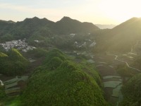 贵州六枝播雨峰林展现喀斯特地质魅力 200余座峰体错落如画