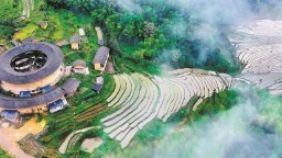 贵州六枝播雨峰林展现喀斯特地质魅力 200余座峰体错落如画