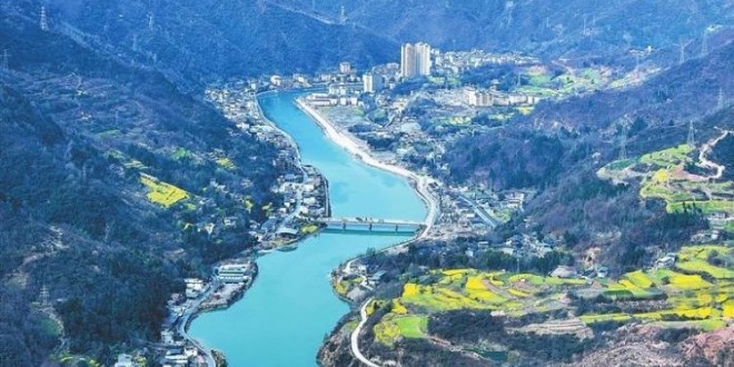 陇南市白龙江两岸春色渐浓