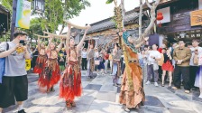 四川成都：在宽窄巷子，转角遇“戏”