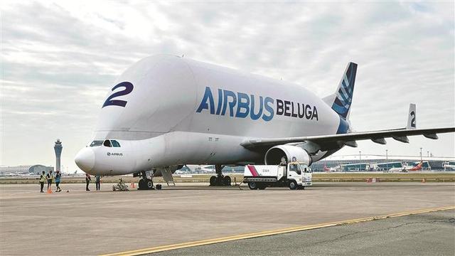 “大白鲸”首次飞抵深圳 肚里装了一架直升机