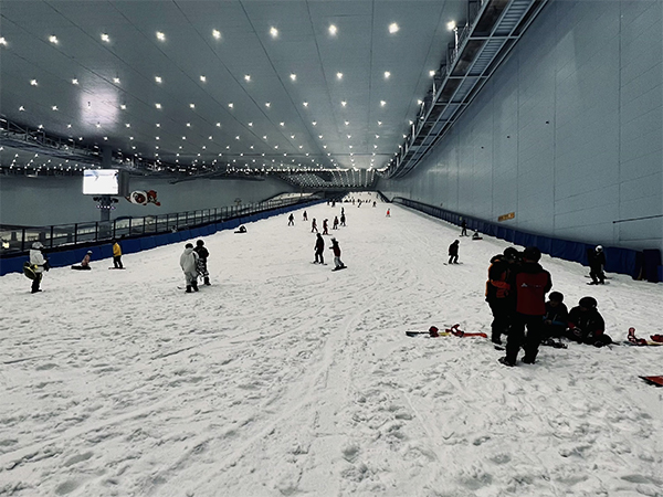 从“玩雪”到“追雪” 家庭和年轻客群撬动万亿冰雪市场_fororder_微信图片_20260115152900